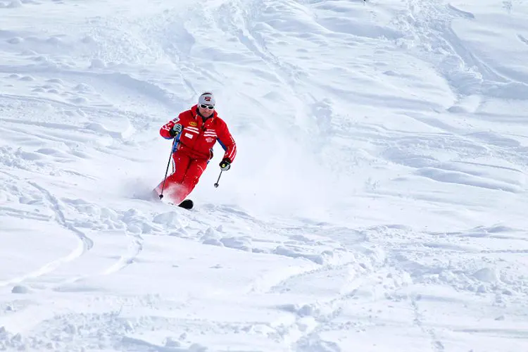 Maestro di sci Brunner nella neve fresca