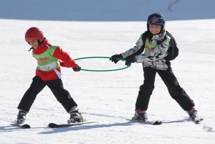 Il maestro si esercita con un bambino e un cerchio