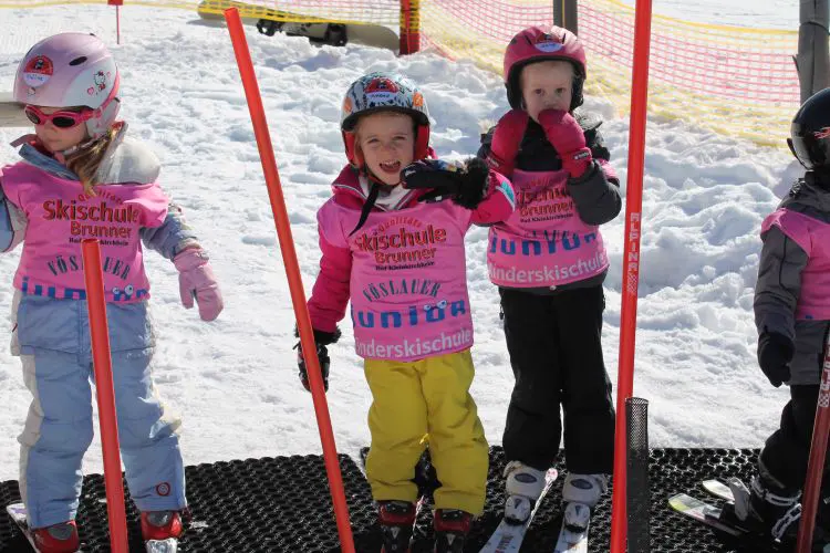 Kinder im Skikurs